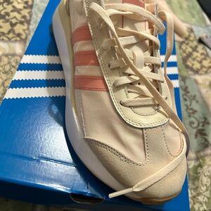 Adidas Women's Beige and Coral Sneakers big kids size 7 women’s 8.5
